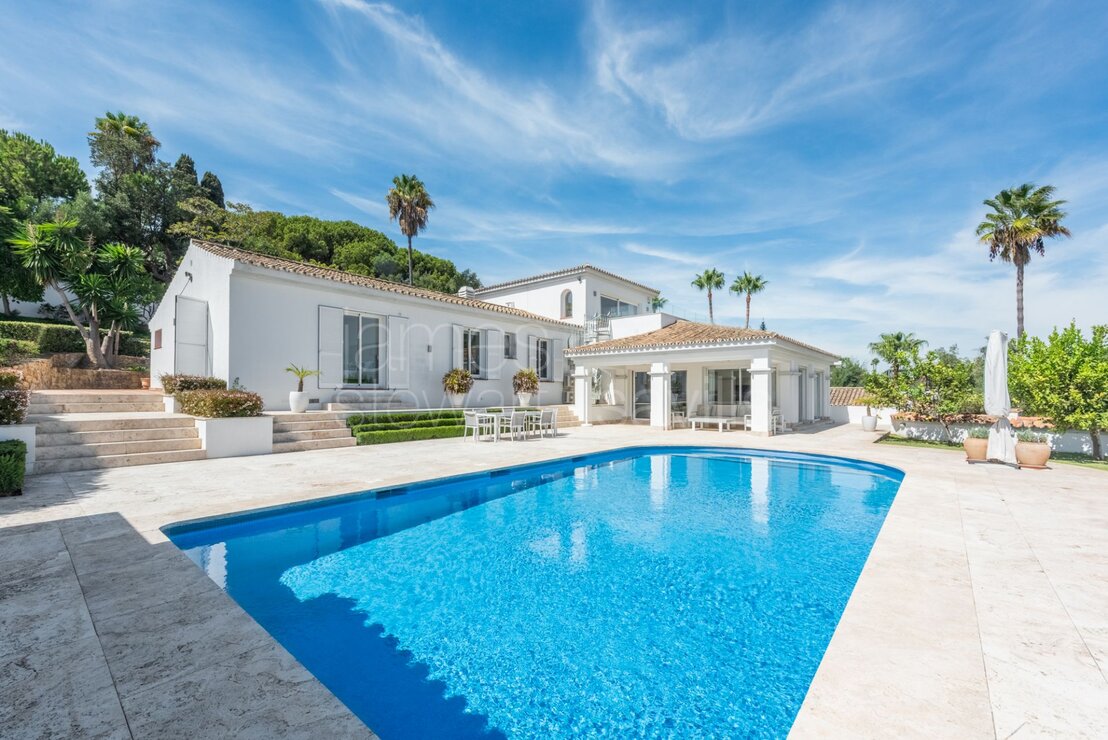 Elegante Villa con Excepcionales Vistas al Mediterráneo en la Zona de Reyes y Reinas