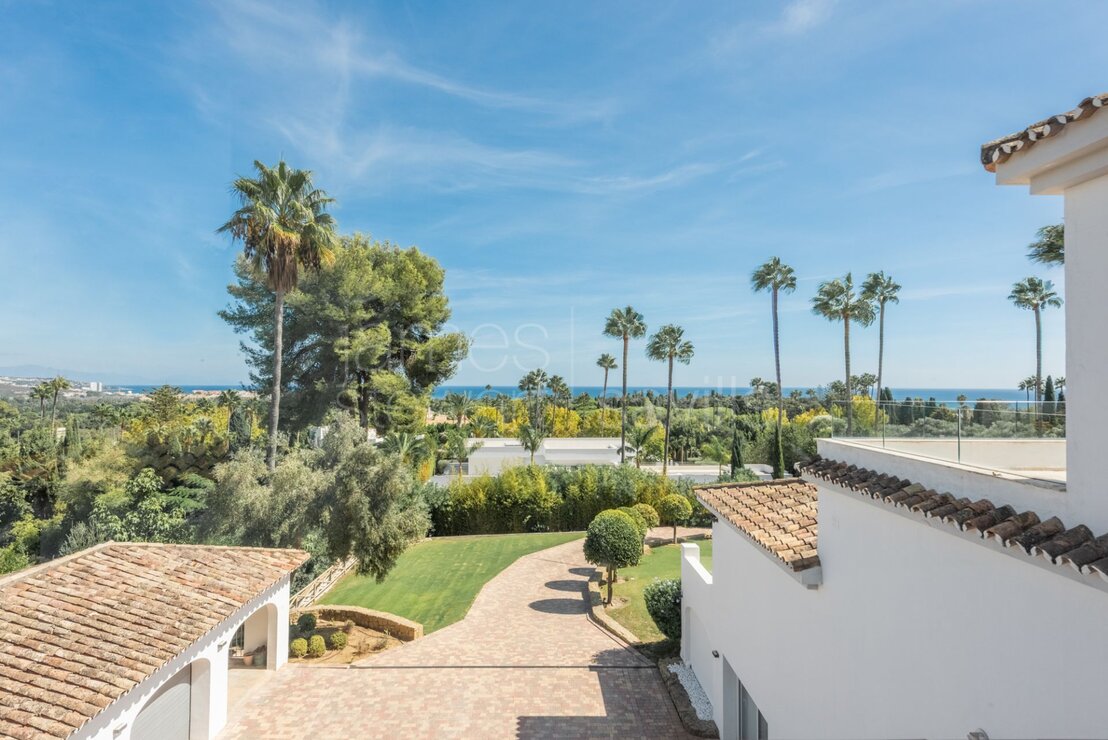 Elegante Villa con Excepcionales Vistas al Mediterráneo en la Zona de Reyes y Reinas