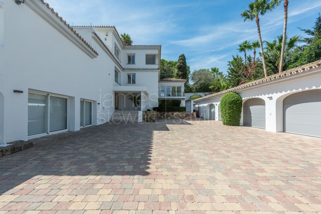 Elegante Villa con Excepcionales Vistas al Mediterráneo en la Zona de Reyes y Reinas