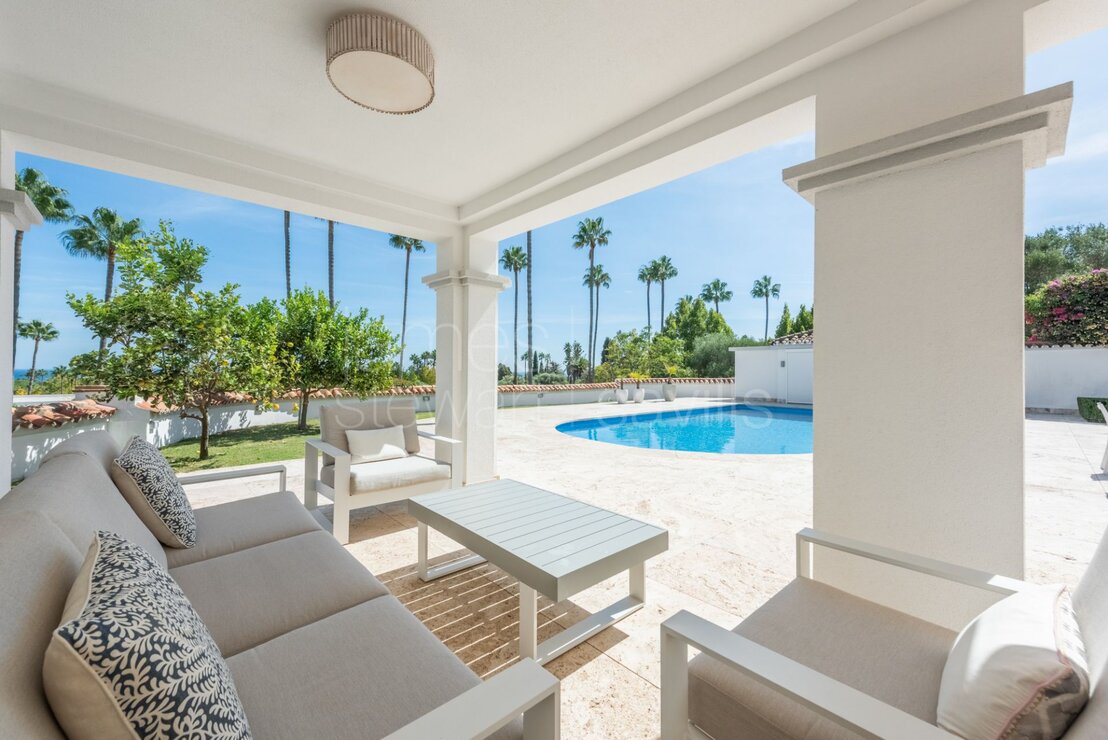 Elegante Villa con Excepcionales Vistas al Mediterráneo en la Zona de Reyes y Reinas