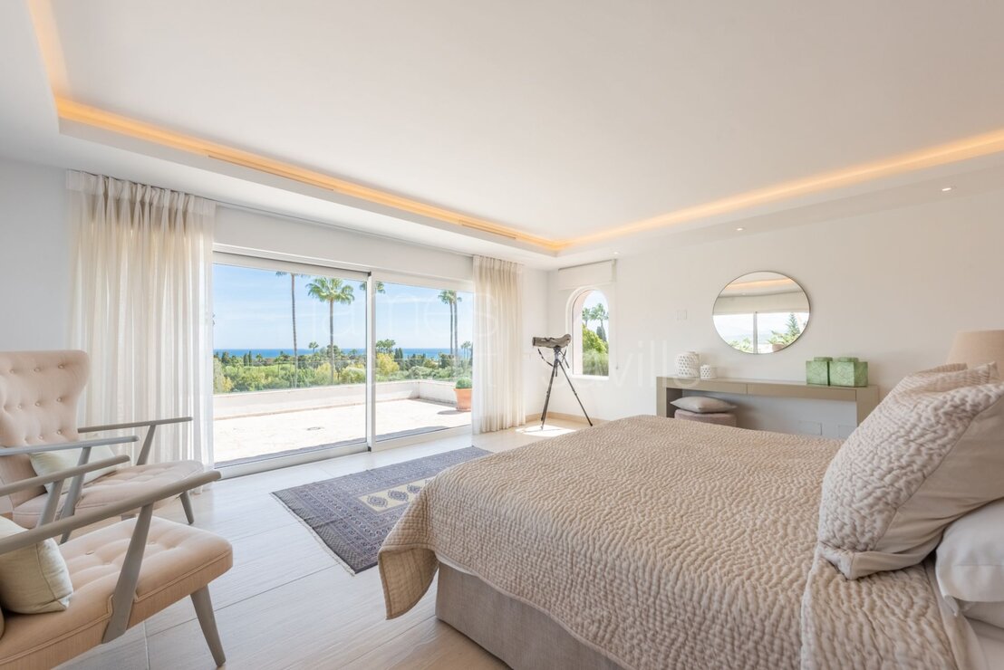 Elegante Villa con Excepcionales Vistas al Mediterráneo en la Zona de Reyes y Reinas