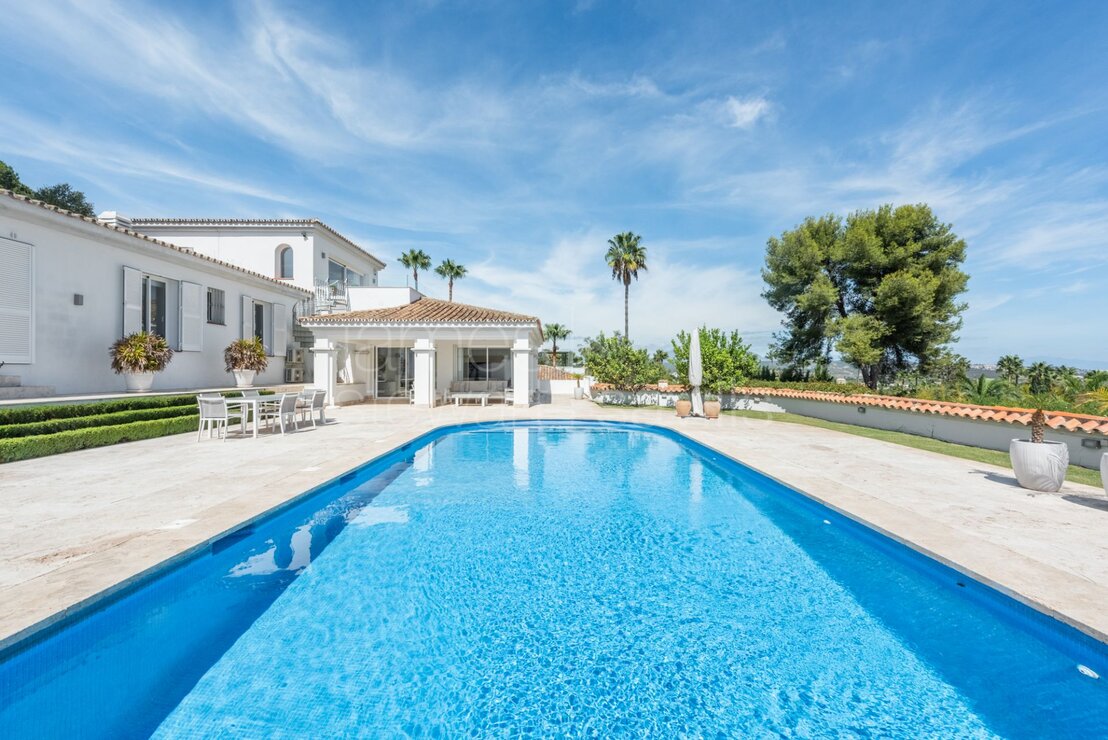 Elegante Villa con Excepcionales Vistas al Mediterráneo en la Zona de Reyes y Reinas