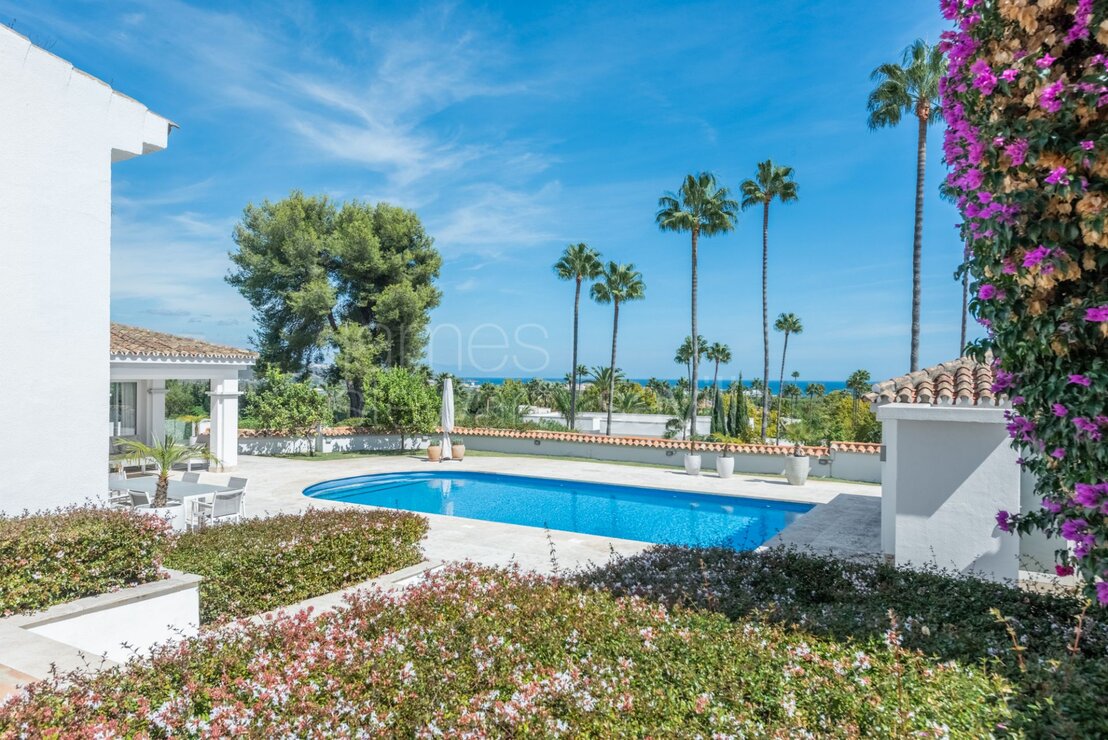 Elegante Villa con Excepcionales Vistas al Mediterráneo en la Zona de Reyes y Reinas