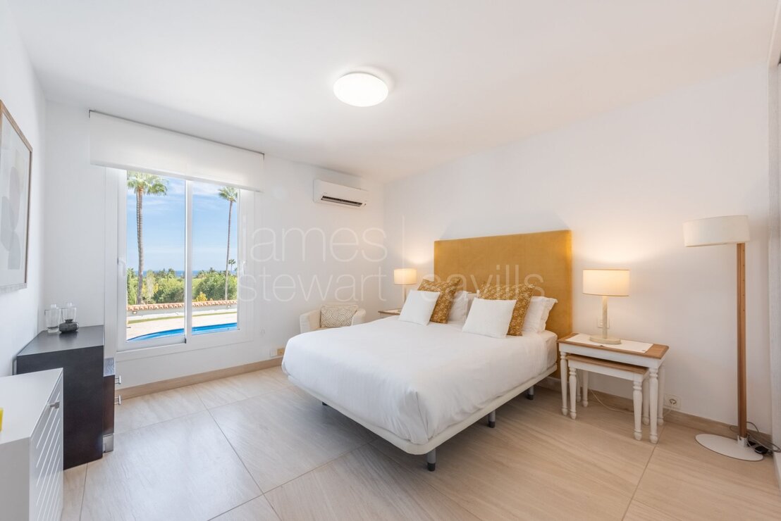 Elegante Villa con Excepcionales Vistas al Mediterráneo en la Zona de Reyes y Reinas