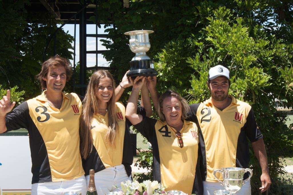  Woodchester recoge el trofeo Memorial Dª María de las Mercedes 