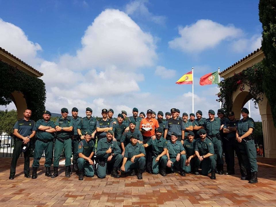 Sergio García posa con el título con los agentes de la Guardia Civil