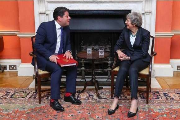 Fabián Picardo y Theresa May.