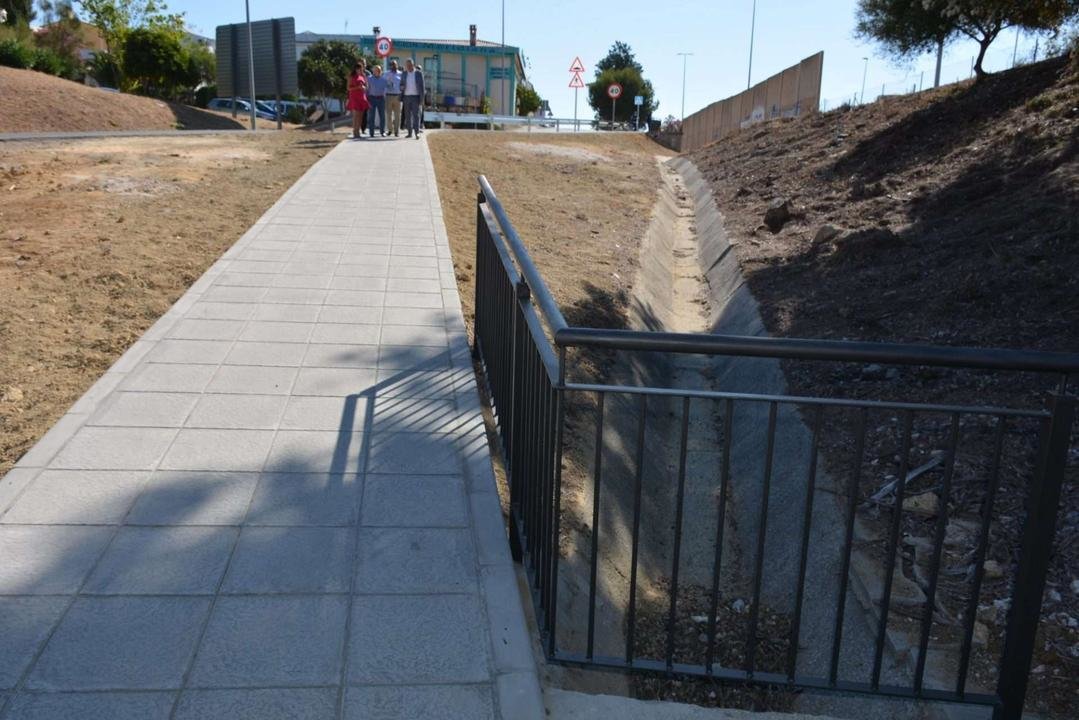 Paso peatonal, vía de servicio