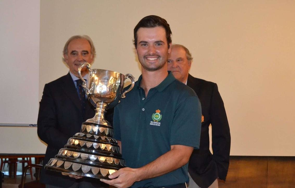 Enrique Marin, con el trofeo