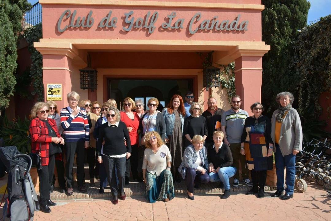 El club municipal acoge un encuentro del Club de Lectura de Guadiaro, con la presencia de la escritora María Ángeles Chozas

Miembros del club de lectura de Guadiaro dedicaron su último encuentro a la escritora sanroqueña María Ángeles Chozas y a su último libro: “Las doncellas de la espía”, una novela fascinante publicada por Ediciones Atlantis en mayo de 2019.
Una treintena de personas participaron en esta iniciativa que se celebró en el Club de Golf La Cañada. Previamente se organizó a un almuerzo en el los integrantes del club tuvieron la oportunidad de preguntar a la autora sobre el libro y su trayectoria literaria.
En “Las doncellas de la espía” se narra la historia de Rosalinda Fox, la que fuera “antena” del imperio británico. Nació en Calcuta en el primer cuarto del siglo XX, de donde salió a los dieciséis años casada, con un hijo, enferma y despechada por su marido que no tenía en sus planes una mujer débil.
Tras recorrer varios países, acaba instalándose en una aldea de apenas ochenta habitantes al sur de España, desde donde atrajo a personajes variopintos como cineastas, escritores y multimillonarios caprichosos que fueron transformando la aldea.
La idea de Rosalinda era formar una colonia de élite en aquel lugar tan privilegiado, y casi lo consigue, si no es por el capricho de un gobernante vengativo que la castiga cuando sus planes están en marcha, y la traición de unos socios. Rosalinda no contó tampoco con la dignidad de un pueblo humilde. Los amoríos de una mujer liberada y el misterio de una vida de vértigo forman parte de la trama. Nada acaba siendo como se fue proyectando.
Chozas es habitual colaboradora del Ayuntamiento, en especial como guía de los participantes en los paseos literarios por Guadarranque dedicados a Rosalinda Fox, una iniciativa de la Red de Bibliotecas, que dirige la teniente de alcalde Mónica Córdoba. La sanroqueña ha dirigido su actividad literaria hacia la narrativa. En sus comienzos se inclinó por el cuento, género donde ha cosechado numerosos premios. Su primera novela editada fue “El callejón de la bruja”; a continuación, una colección de cuentos gastronómicos titulada “14 cucharadas de sueños”. A ellos siguió “Los días añadidos”, y más tarde salió editada en Estados Unidos “House of the moon”, únicamente en inglés,y por último “Las doncellas de la espía”.
