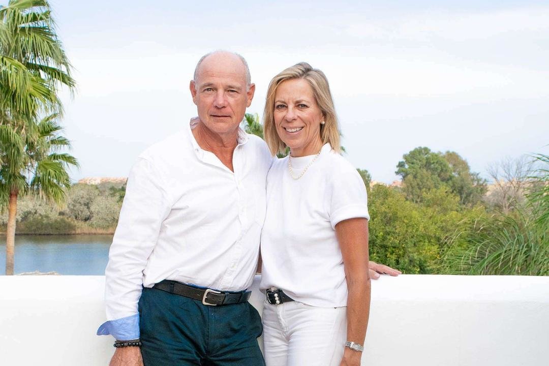 Charles Gubbins y Stephanie Noll, trabajando desde casa para Noll Sotogrande.