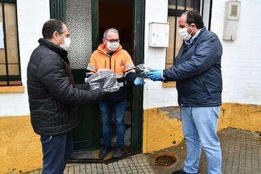 al personal de los comercios que permanecen abiertos con el estado de alarma, como tiendas de alimentación y farmacias.