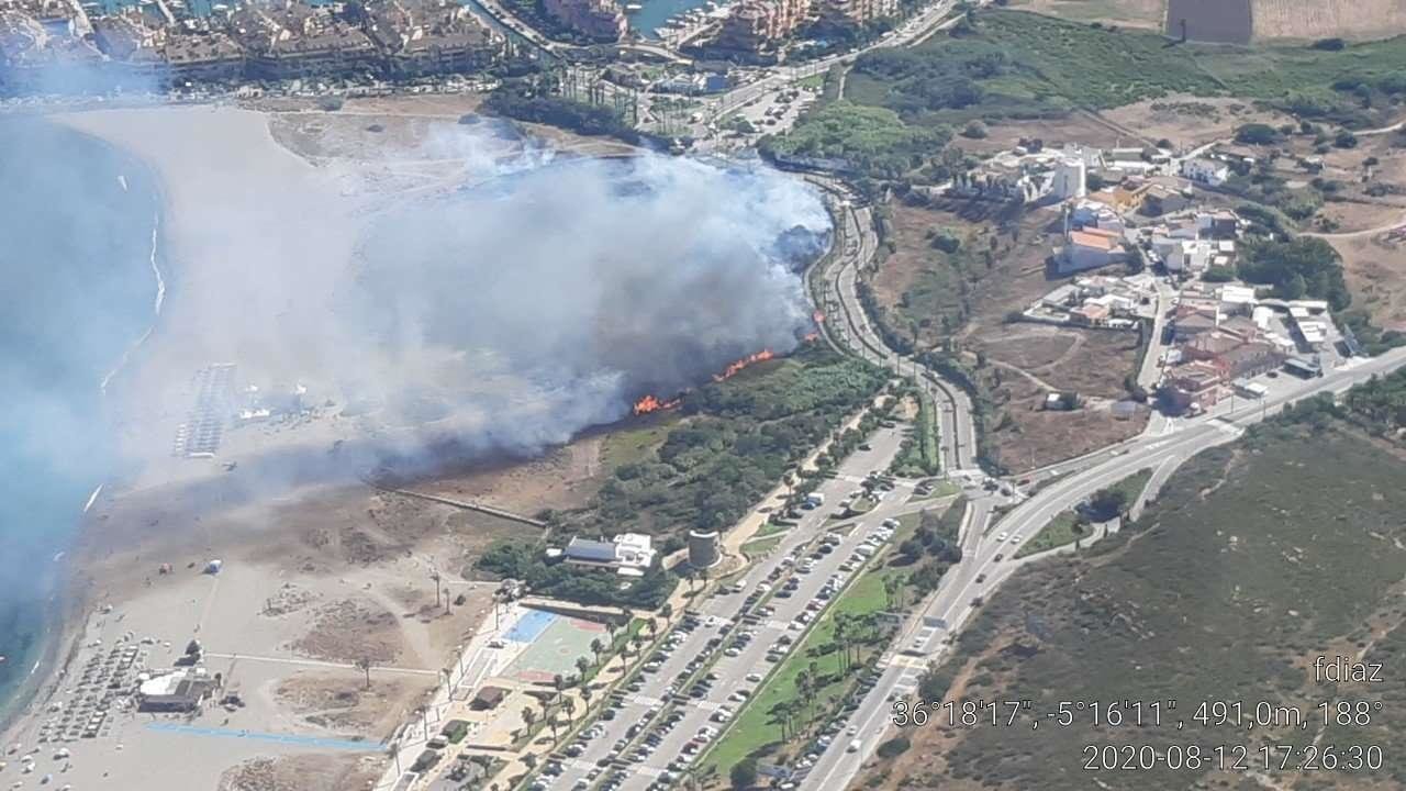 Fuego en la playa de Torreguadiaro