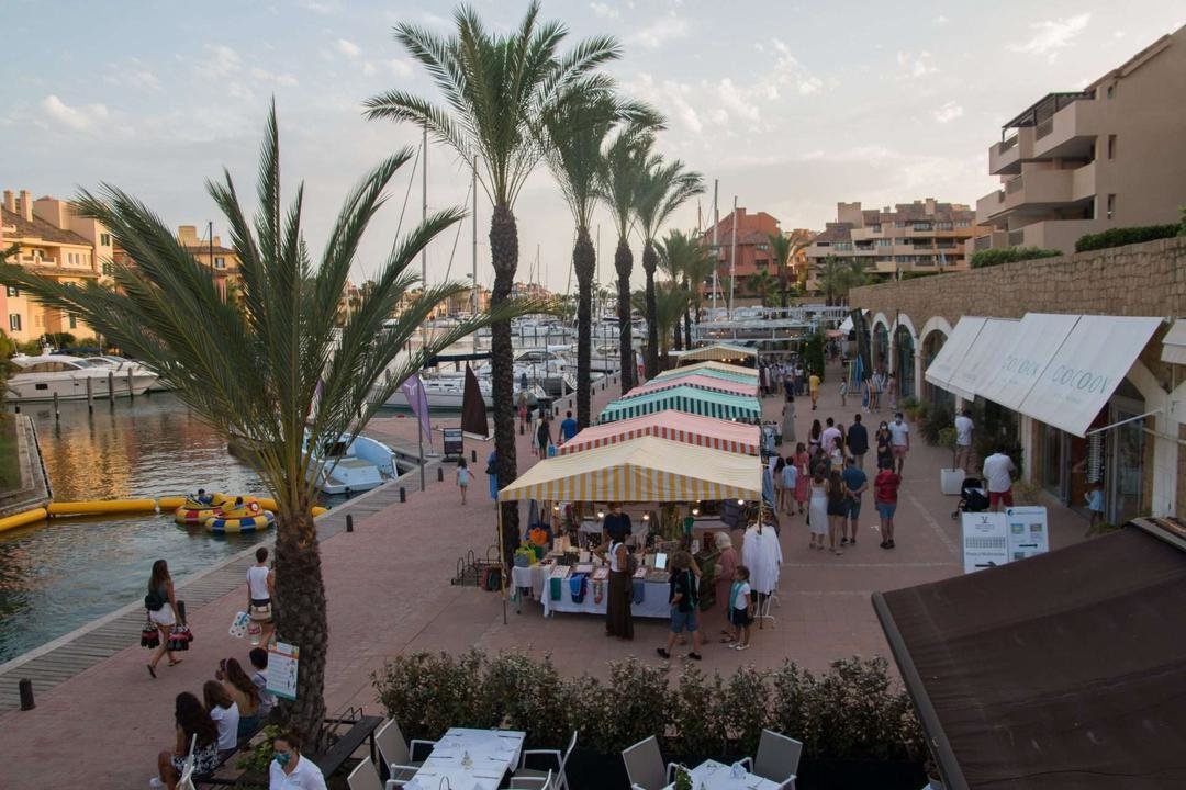 Mercadillo nocturno, en Sotogrande