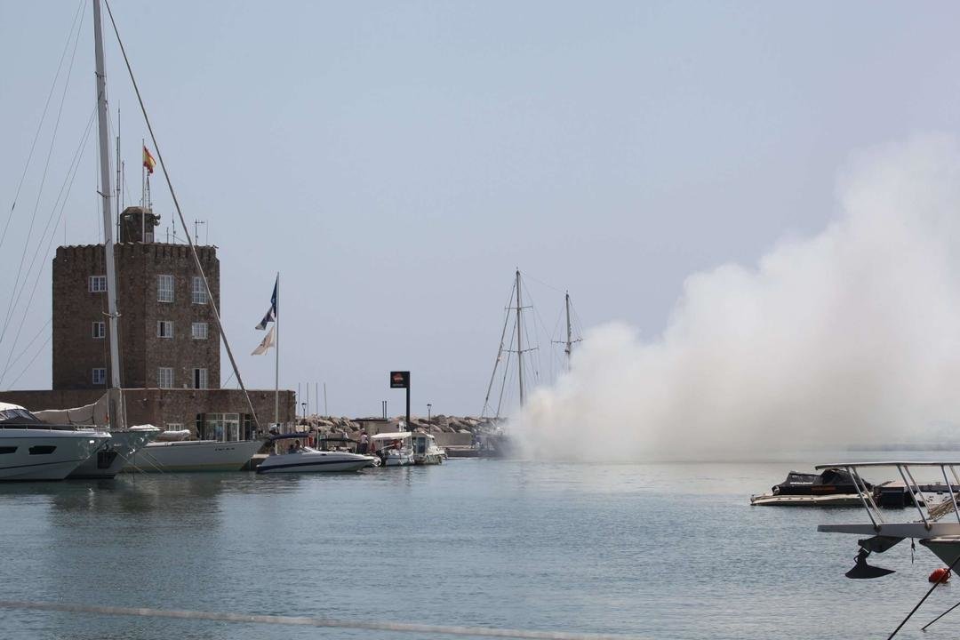 Fuego en el Puerto de Sotogrande