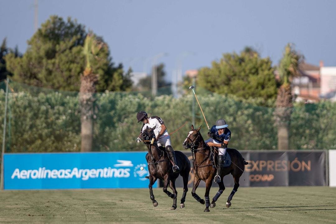 Facundo Sola & Benjamin Panelo - AYALA vs ALMASANTA - Foto: M. Callejo/Ayala Polo