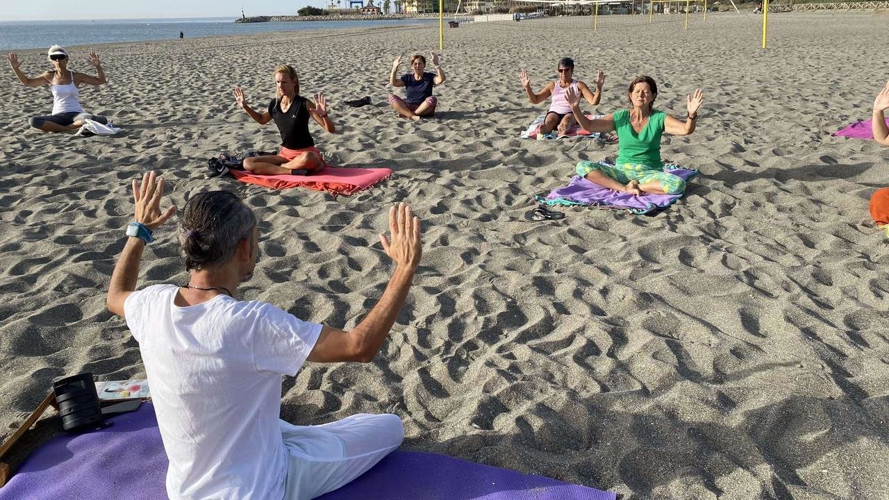 2023 yoga playa torreguadiaro2