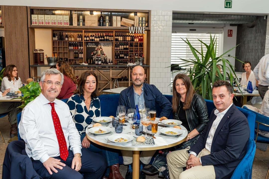 alcalde de estepona en el mercado de abastos