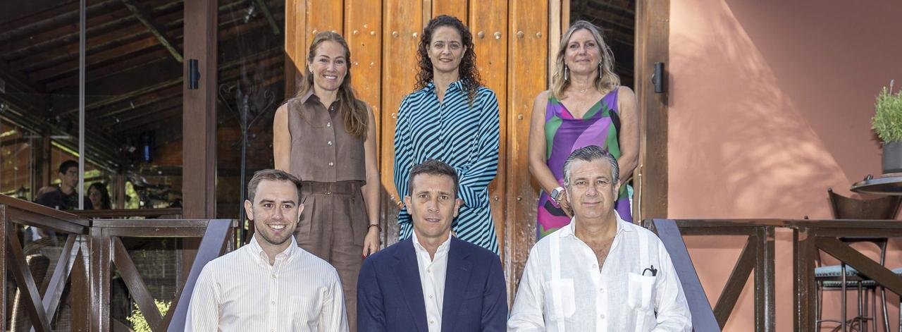 Paola Zóbel, Isabel Sánchez, Susana Pérez Custodio, Alfonso Valdivia, Manuel Cereceda & Antonio Alés. PHOTO CREDIT Matías Callejo - Ayala Polo Club.