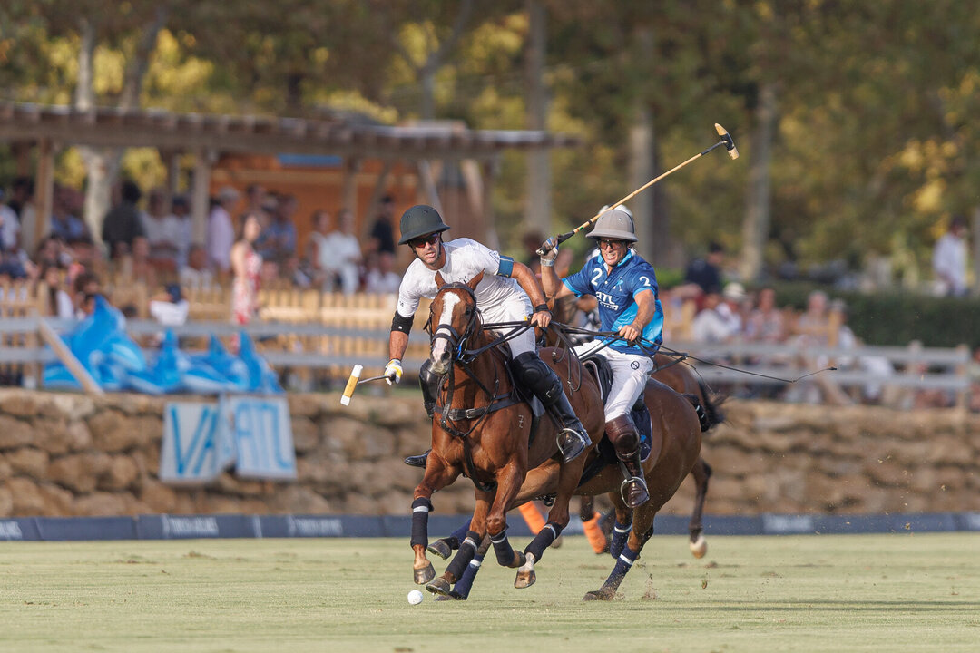 POLO FEMENINO

También el Consejo Directivo de la AAP estableció las modificaciones en las valorizaciones de 40 jugadoras (23 alzas y 17 bajas), que tendrán vigencia a partir del 1º de enero de 2025, tras lo resuelto en marzo de 2010, donde se estableció un hándicap exclusivo para mujeres únicamente para utilizarse en torneos femeninos.

 

Las subas más importantes pertenecen al campeón del VIII Abierto Femenino presentado por Caviahue, El Overo Z7 UAE, ya que Cande Fernández Araujo y la británica Hazel Jackson ascendieron de 9 a 10. En tanto, Mía Cambiaso y Millie Hine fueron promovidas de 8 a 9; y Azucena Uranga, de 6 a 7.