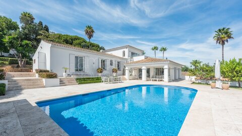 Elegante Villa con Excepcionales Vistas al Mediterráneo en la Zona de Reyes y Reinas