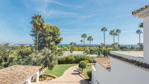 Elegante Villa con Excepcionales Vistas al Mediterráneo en la Zona de Reyes y Reinas