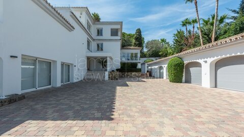 Elegante Villa con Excepcionales Vistas al Mediterráneo en la Zona de Reyes y Reinas