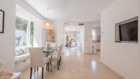 Elegante Villa con Excepcionales Vistas al Mediterráneo en la Zona de Reyes y Reinas