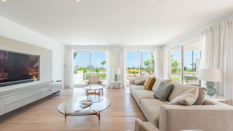 Elegante Villa con Excepcionales Vistas al Mediterráneo en la Zona de Reyes y Reinas