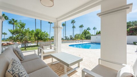 Elegante Villa con Excepcionales Vistas al Mediterráneo en la Zona de Reyes y Reinas