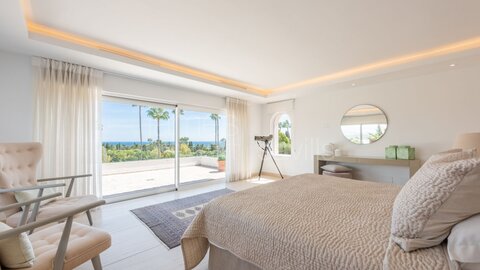 Elegante Villa con Excepcionales Vistas al Mediterráneo en la Zona de Reyes y Reinas