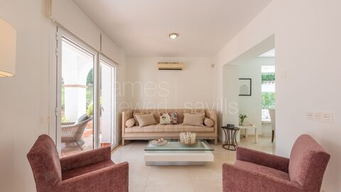 Elegante Villa con Excepcionales Vistas al Mediterráneo en la Zona de Reyes y Reinas