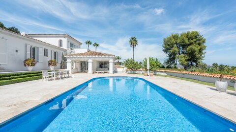 Elegante Villa con Excepcionales Vistas al Mediterráneo en la Zona de Reyes y Reinas