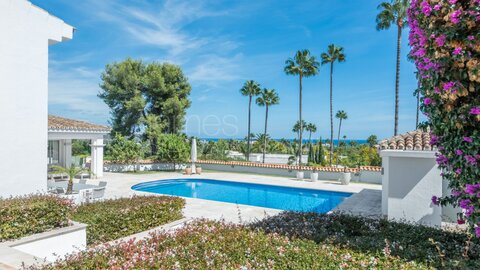 Elegante Villa con Excepcionales Vistas al Mediterráneo en la Zona de Reyes y Reinas