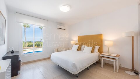 Elegante Villa con Excepcionales Vistas al Mediterráneo en la Zona de Reyes y Reinas