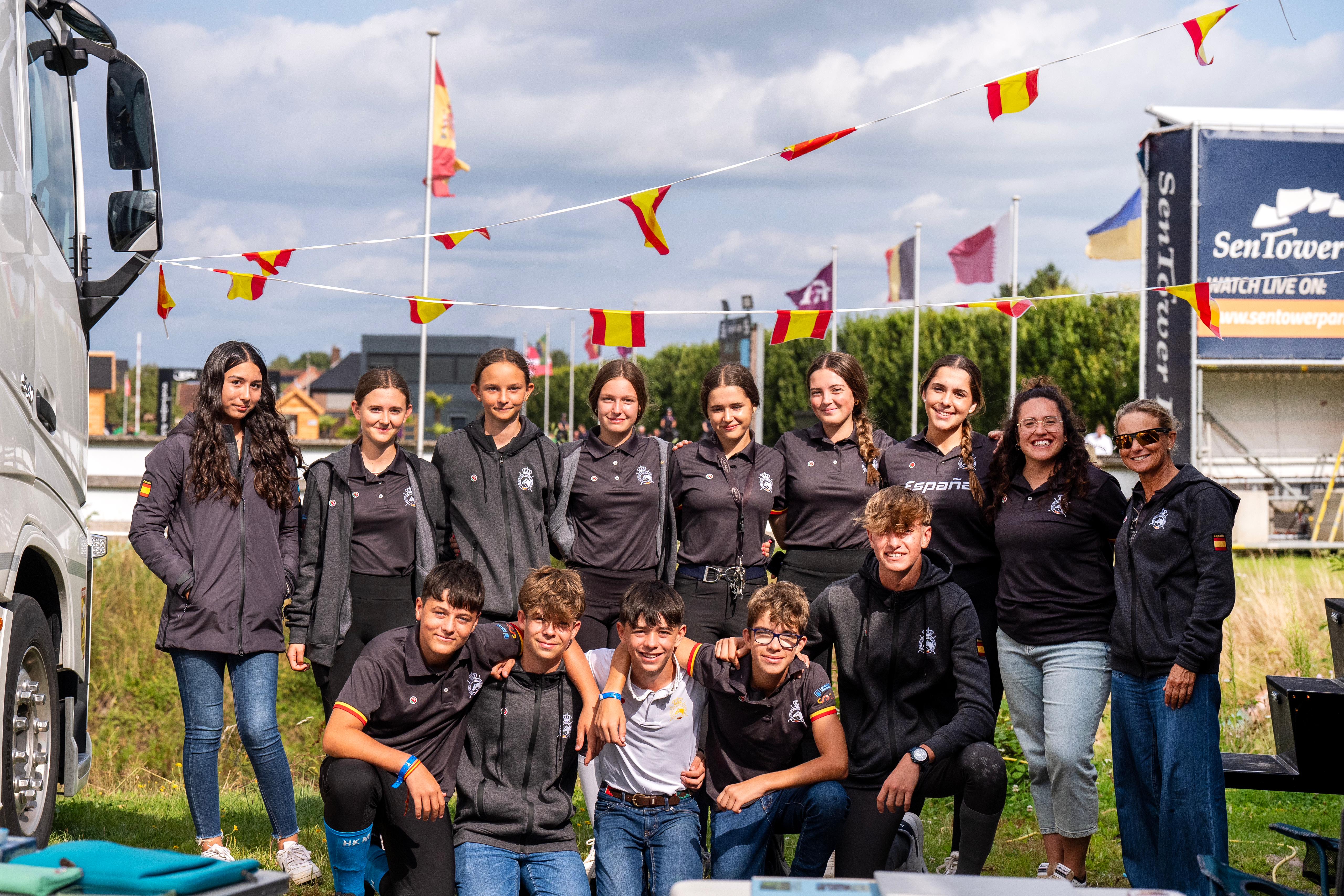 El Equipo de Menores completo  en Bélgica con la selacionadora y entrenadoras.